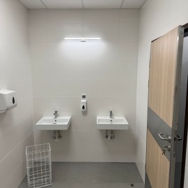 powiększ zdjęcie: Koniec remontu zaplecza i sanitariatów w hali przy Lotniczej