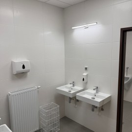 powiększ zdjęcie: Koniec remontu zaplecza i sanitariatów w hali przy Lotniczej