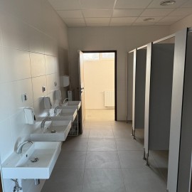 powiększ zdjęcie: Koniec remontu zaplecza i sanitariatów w hali przy Lotniczej