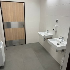 powiększ zdjęcie: Koniec remontu zaplecza i sanitariatów w hali przy Lotniczej