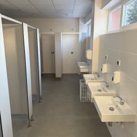 powiększ zdjęcie: Koniec remontu zaplecza i sanitariatów w hali przy Lotniczej