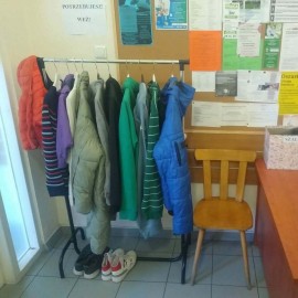 powiększ zdjęcie: Kącik z odzieżą dla potrzebujących w MOPS w Legnicy
