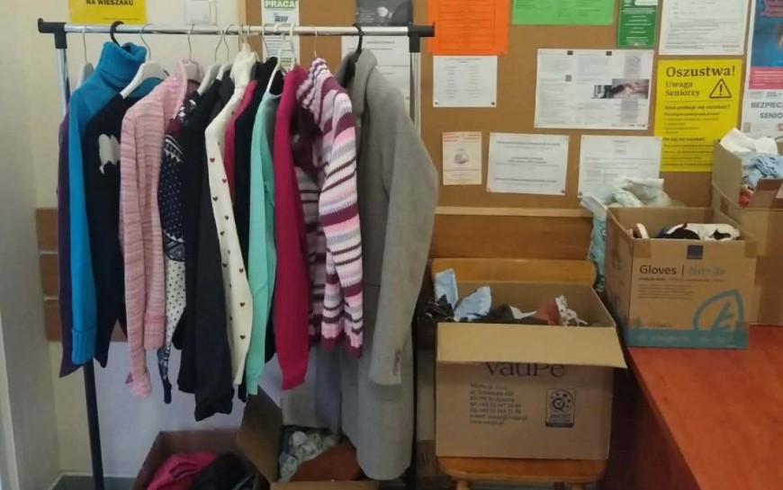 Kącik z odzieżą dla potrzebujących w MOPS w Legnicy