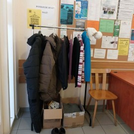 powiększ zdjęcie: Kącik z odzieżą dla potrzebujących w MOPS w Legnicy