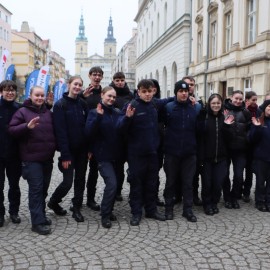 powiększ zdjęcie: Maturzyści zatańczyli Poloneza na legnickim Rynku. Wcześniej odbyła się debata