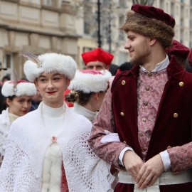 powiększ zdjęcie: Maturzyści zatańczyli Poloneza na legnickim Rynku. Wcześniej odbyła się debata