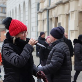 powiększ zdjęcie: Maturzyści zatańczyli Poloneza na legnickim Rynku. Wcześniej odbyła się debata