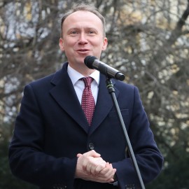 powiększ zdjęcie: Maturzyści zatańczyli Poloneza na legnickim Rynku. Wcześniej odbyła się debata