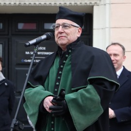 powiększ zdjęcie: Maturzyści zatańczyli Poloneza na legnickim Rynku. Wcześniej odbyła się debata