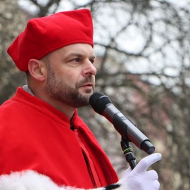 powiększ zdjęcie: Maturzyści zatańczyli Poloneza na legnickim Rynku. Wcześniej odbyła się debata