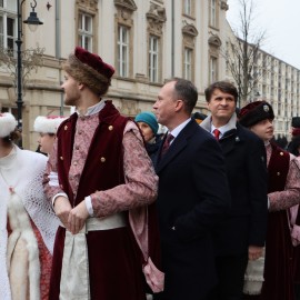 powiększ zdjęcie: Maturzyści zatańczyli Poloneza na legnickim Rynku. Wcześniej odbyła się debata