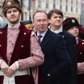 powiększ zdjęcie: Maturzyści zatańczyli Poloneza na legnickim Rynku. Wcześniej odbyła się debata