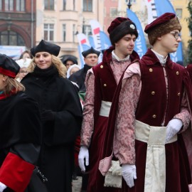 powiększ zdjęcie: Maturzyści zatańczyli Poloneza na legnickim Rynku. Wcześniej odbyła się debata