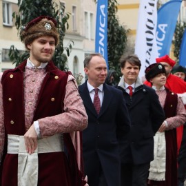 powiększ zdjęcie: Maturzyści zatańczyli Poloneza na legnickim Rynku. Wcześniej odbyła się debata