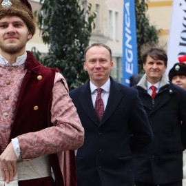 powiększ zdjęcie: Maturzyści zatańczyli Poloneza na legnickim Rynku. Wcześniej odbyła się debata