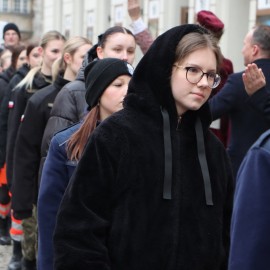 powiększ zdjęcie: Maturzyści zatańczyli Poloneza na legnickim Rynku. Wcześniej odbyła się debata