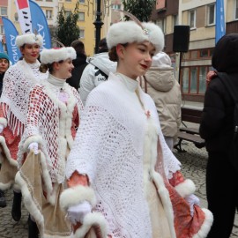 powiększ zdjęcie: Maturzyści zatańczyli Poloneza na legnickim Rynku. Wcześniej odbyła się debata