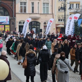 powiększ zdjęcie: Maturzyści zatańczyli Poloneza na legnickim Rynku. Wcześniej odbyła się debata