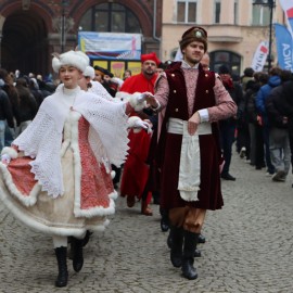 powiększ zdjęcie: Maturzyści zatańczyli Poloneza na legnickim Rynku. Wcześniej odbyła się debata