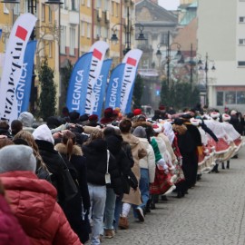 powiększ zdjęcie: Maturzyści zatańczyli Poloneza na legnickim Rynku. Wcześniej odbyła się debata