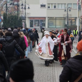 powiększ zdjęcie: Maturzyści zatańczyli Poloneza na legnickim Rynku. Wcześniej odbyła się debata