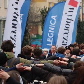 powiększ zdjęcie: Maturzyści zatańczyli Poloneza na legnickim Rynku. Wcześniej odbyła się debata