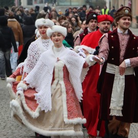powiększ zdjęcie: Maturzyści zatańczyli Poloneza na legnickim Rynku. Wcześniej odbyła się debata