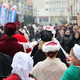 powiększ zdjęcie: Maturzyści zatańczyli Poloneza na legnickim Rynku. Wcześniej odbyła się debata