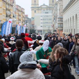 powiększ zdjęcie: Maturzyści zatańczyli Poloneza na legnickim Rynku. Wcześniej odbyła się debata