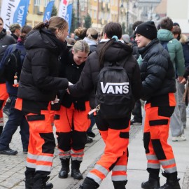 powiększ zdjęcie: Maturzyści zatańczyli Poloneza na legnickim Rynku. Wcześniej odbyła się debata