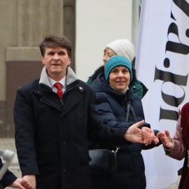 powiększ zdjęcie: Maturzyści zatańczyli Poloneza na legnickim Rynku. Wcześniej odbyła się debata