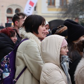 powiększ zdjęcie: Maturzyści zatańczyli Poloneza na legnickim Rynku. Wcześniej odbyła się debata