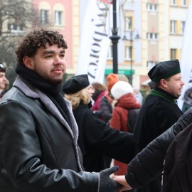 powiększ zdjęcie: Maturzyści zatańczyli Poloneza na legnickim Rynku. Wcześniej odbyła się debata