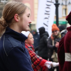 powiększ zdjęcie: Maturzyści zatańczyli Poloneza na legnickim Rynku. Wcześniej odbyła się debata
