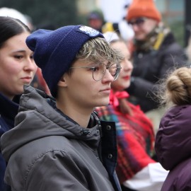 powiększ zdjęcie: Maturzyści zatańczyli Poloneza na legnickim Rynku. Wcześniej odbyła się debata