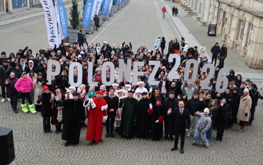 Maturzyści zatańczyli Poloneza na legnickim Rynku. Wcześniej odbyła się debata