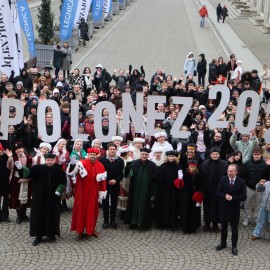 powiększ zdjęcie: Maturzyści zatańczyli Poloneza na legnickim Rynku. Wcześniej odbyła się debata