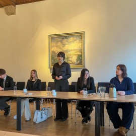 powiększ zdjęcie: Młodzieżowa Rada Miasta Legnicy z wizytą w Konsulacie Generalnym Niemiec we Wrocławiu