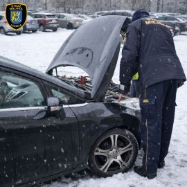Strażnicy miejscy pomagają zimą odpalić samochód
