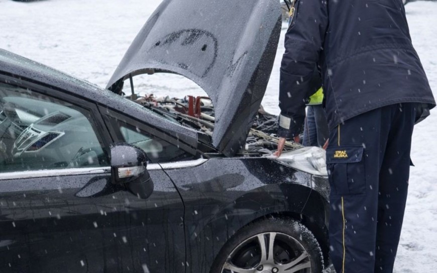 Strażnicy miejscy pomagają zimą odpalić samochód