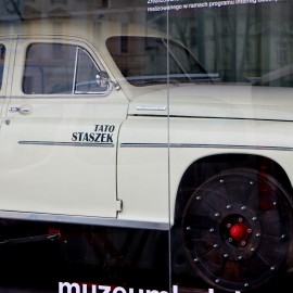 powiększ zdjęcie: Drezyna Warszawa M20 na placu Słowiańskim w Legnicy