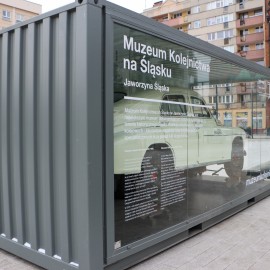 powiększ zdjęcie: Drezyna Warszawa M20 na placu Słowiańskim w Legnicy