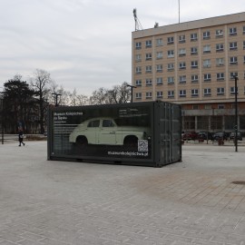 powiększ zdjęcie: Drezyna Warszawa M20 na placu Słowiańskim w Legnicy