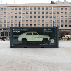 powiększ zdjęcie: Drezyna Warszawa M20 na placu Słowiańskim w Legnicy