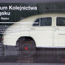 powiększ zdjęcie: Drezyna Warszawa M20 na placu Słowiańskim w Legnicy