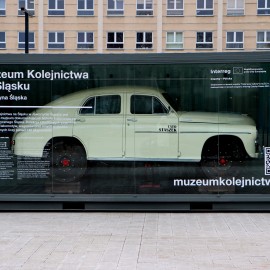 powiększ zdjęcie: Drezyna Warszawa M20 na placu Słowiańskim w Legnicy