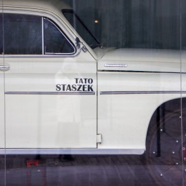 powiększ zdjęcie: Drezyna Warszawa M20 na placu Słowiańskim w Legnicy