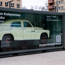 powiększ zdjęcie: Drezyna Warszawa M20 na placu Słowiańskim w Legnicy