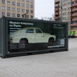 powiększ zdjęcie: Drezyna Warszawa M20 na placu Słowiańskim w Legnicy