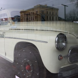 powiększ zdjęcie: Drezyna Warszawa M20 na placu Słowiańskim w Legnicy